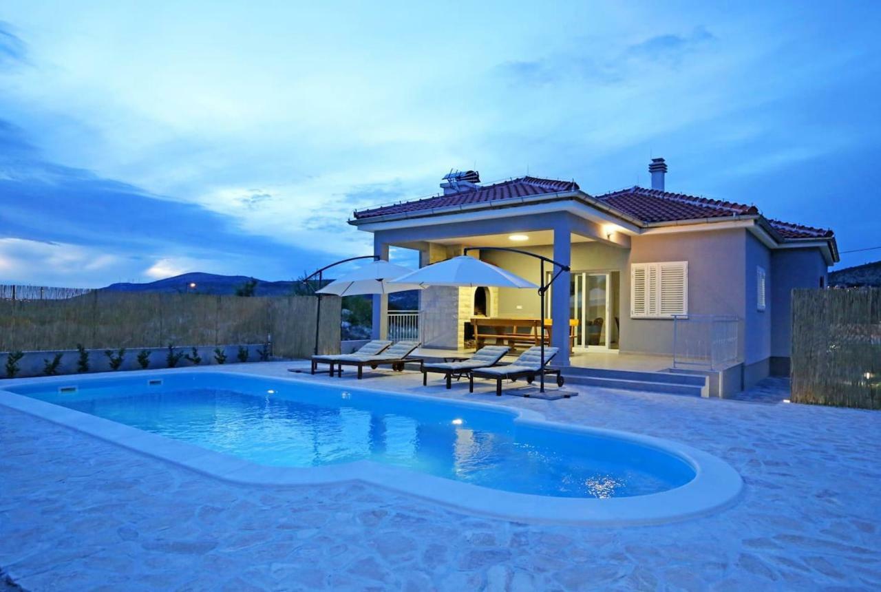 Modern Guest House Rak With Beautiful Pool Σίμπενικ Εξωτερικό φωτογραφία