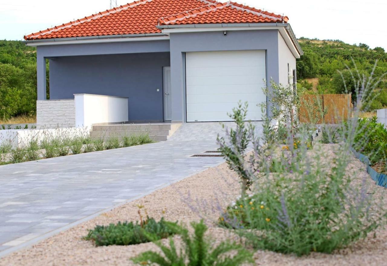 Modern Guest House Rak With Beautiful Pool Σίμπενικ Εξωτερικό φωτογραφία