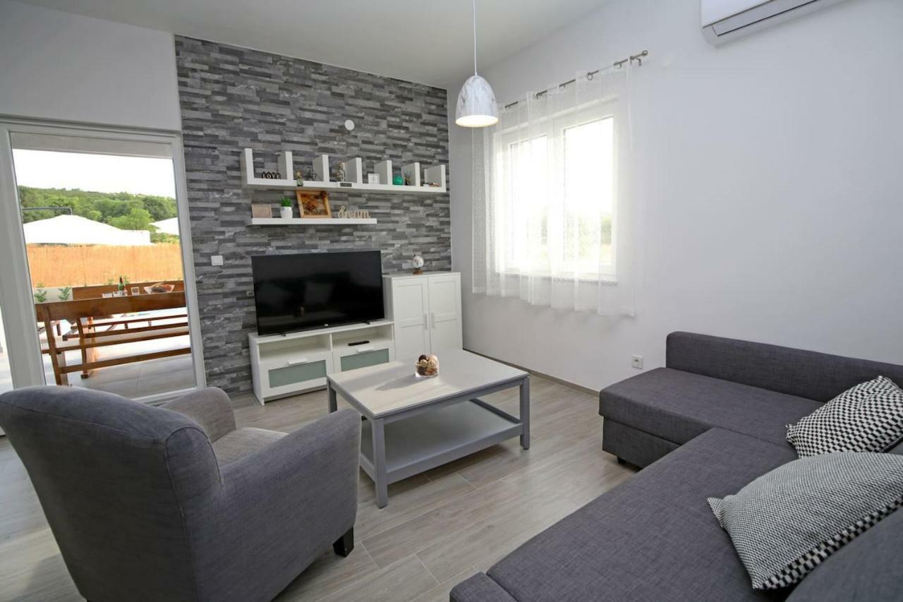 Modern Guest House Rak With Beautiful Pool Σίμπενικ Εξωτερικό φωτογραφία