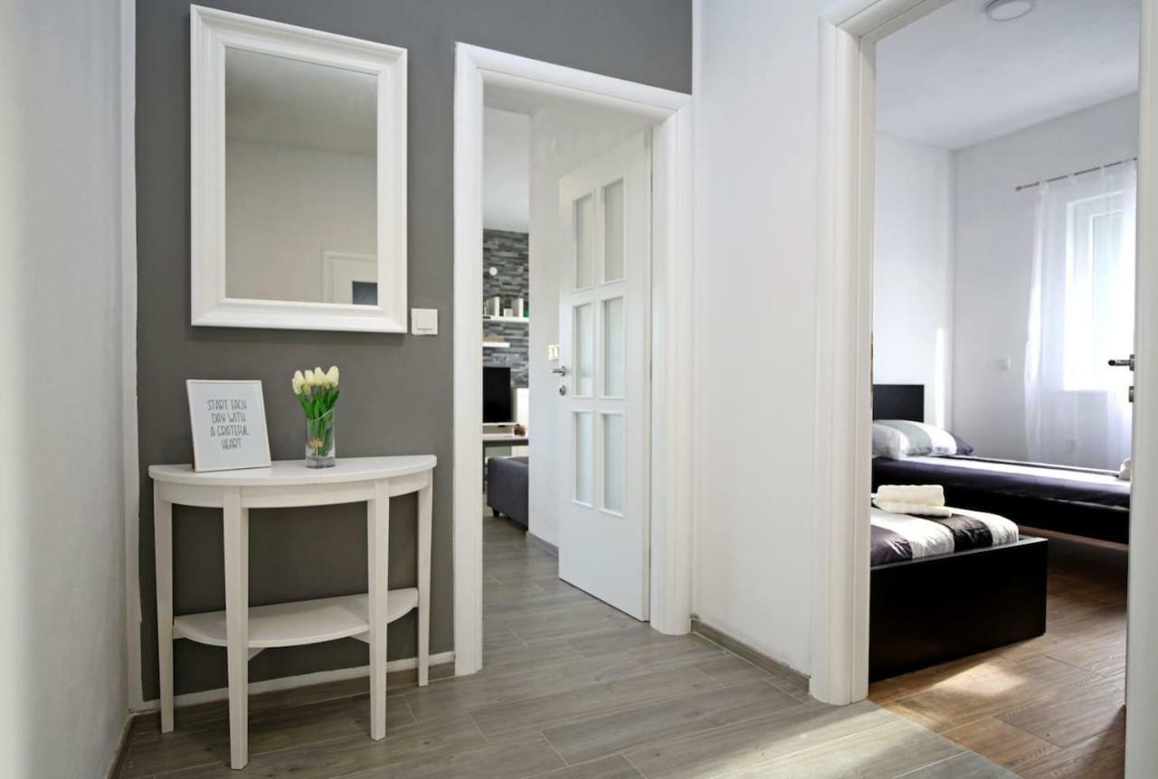 Modern Guest House Rak With Beautiful Pool Σίμπενικ Εξωτερικό φωτογραφία