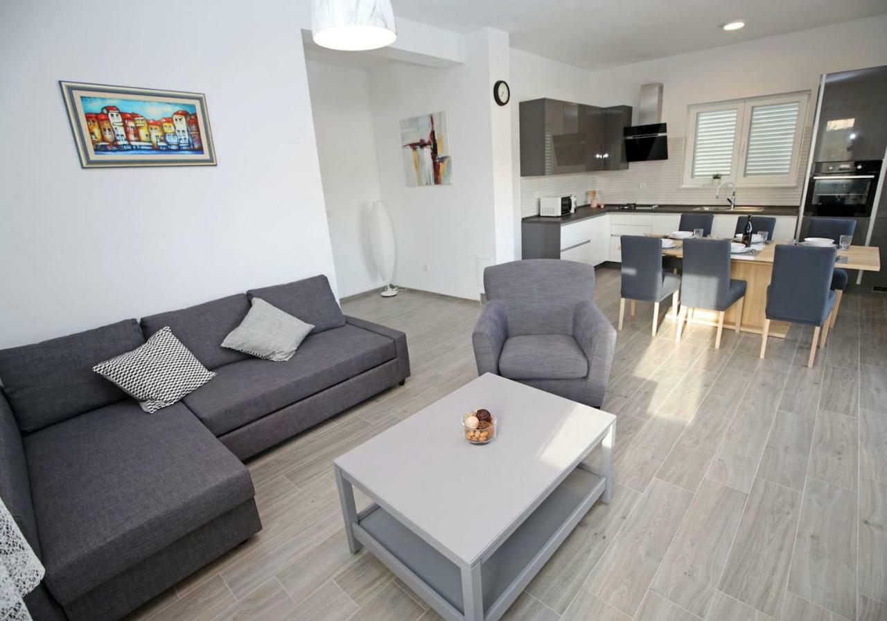 Modern Guest House Rak With Beautiful Pool Σίμπενικ Εξωτερικό φωτογραφία