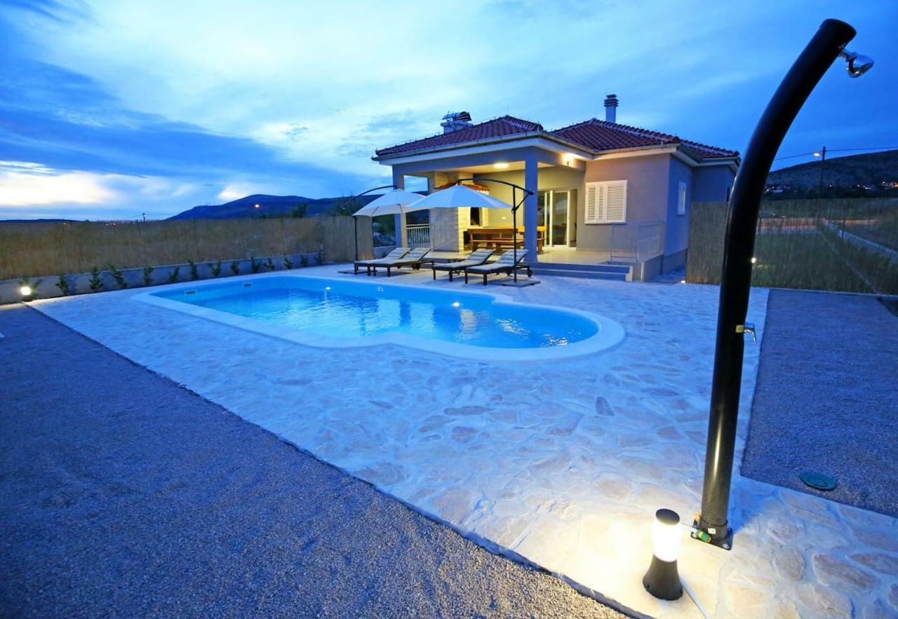 Modern Guest House Rak With Beautiful Pool Σίμπενικ Εξωτερικό φωτογραφία