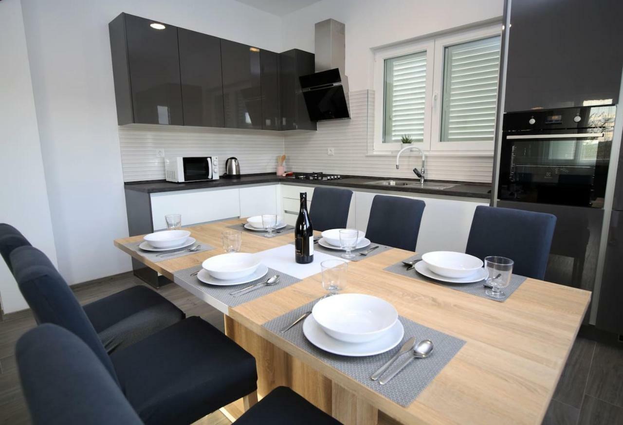 Modern Guest House Rak With Beautiful Pool Σίμπενικ Εξωτερικό φωτογραφία